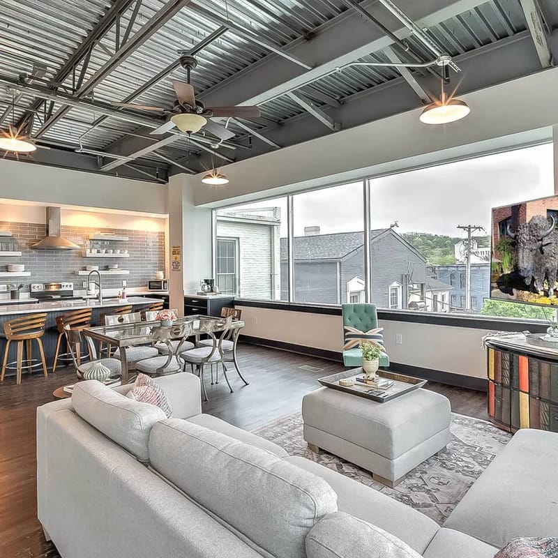 Bourbon Trail Urban Loft-Pool Table-Hot Tub-Fun!